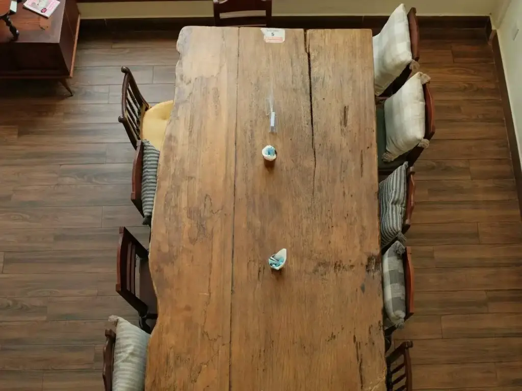 Rustikaler Holztisch aus Altholz